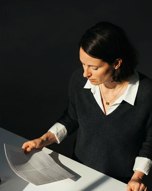 Professionista compliance che consulta un documento